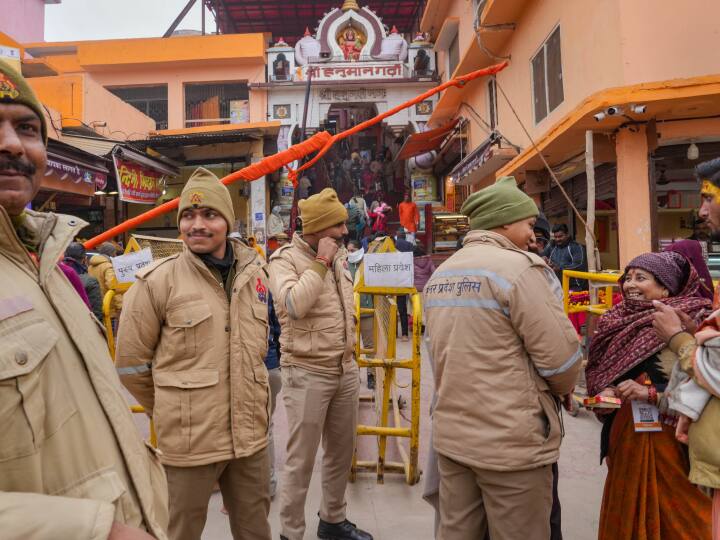 लोग बड़ी संख्या में 22 जनवरी को होने वाले उत्सव में शामिल होने वाले हैं. इन सभी बिंदुओं को ध्यान में रखते हुए अयोध्या के बॉर्डर को आज रात से बंद करने का फैसला लिया गया है. इसके साथ ही गणतंत्र दिवस को लेकर भी राम की नगरी में सुरक्षा व्यवस्था कड़ा किया गया है.