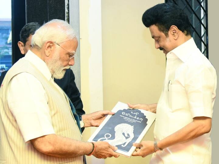 விழாவில் கலந்து கொண்ட பிரதமருக்கு முதல்வர் ஸ்டாலின் உளி ஓவியங்கள் என்னும் நூலை பரிசாக வழங்கினார்.