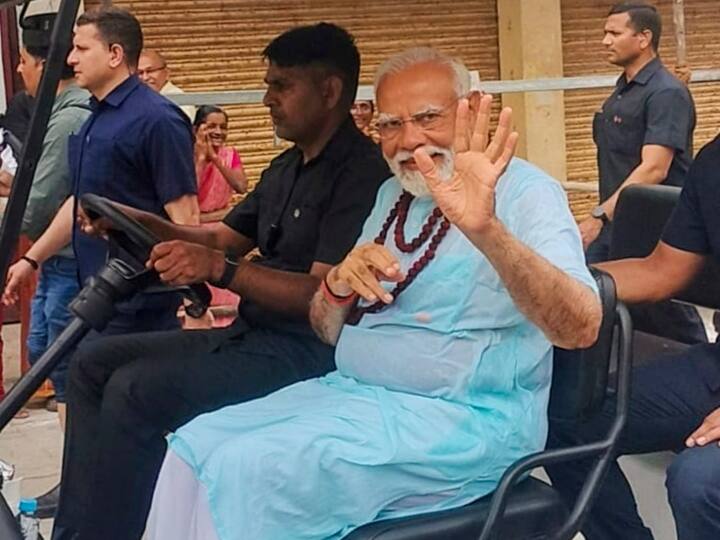 प्रधानमंत्री नरेंद्र मोदी ने अंगी तीर्थम से रामेश्वरम के रामनाथस्वामी मंदिर तक ई रिक्शा में यात्रा की. इस दौरान उनके कपड़े गीले थे.