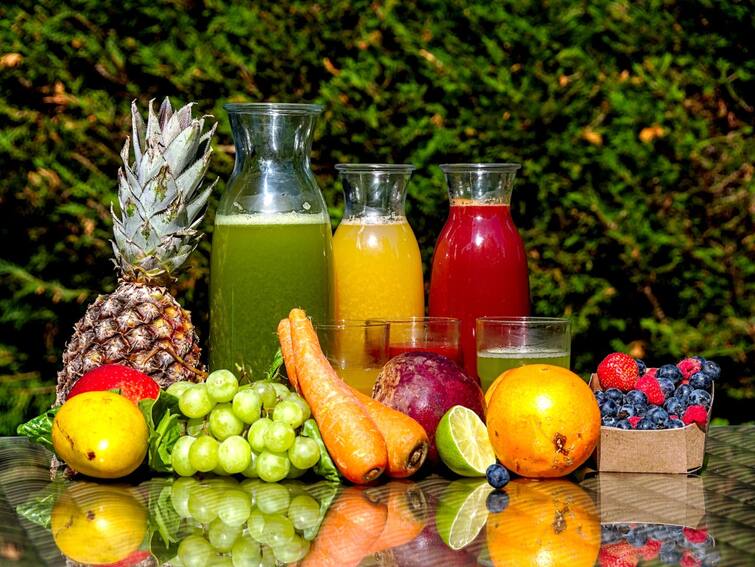 Health Tips fruit juice vs whole fruits which is healthier option know expert advice marathi news Health Tips : फळं की फळांचा ज्यूस हिवाळ्यात काय जास्त फायदेशीर? वाचा तज्ज्ञांचं मत