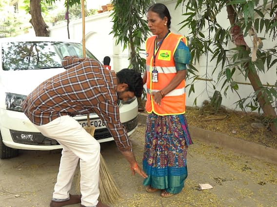ఓ పారిశుద్ధ్య కార్మికురాలి కాళ్లకు ఏబీపీ దేశం రిపోర్టర్ ఎందుకు మొక్కారు..? అంత ఘనత ఏం సాధించారు..?