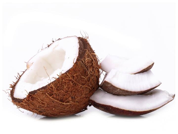 कच्चे नारियल में मौजूद वसा शरीर के लिए फायदेमंद हेल्दी फैट के रूप में काम करती है. इसमें सीमित मात्रा में फोलेट, विटामिन सी और थायमिन भी पाया जाता है.