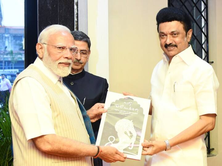 க.கு.ர.மு. இரத்தின பாஸ்கரால் எழுதப்பட்ட இந்நூல், மதுரை மீனாட்சி அம்மன் கோவிலின் எதிர்ப்புறத்தில் இருக்கும் வசந்த மண்டபத்தில் இருக்கும் சிற்பங்களை பற்றியது என்று கூறப்படுகிறது.