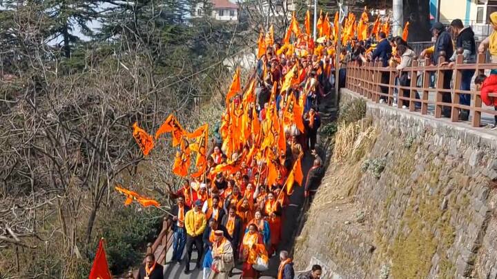 शोभा यात्रा में हिमाचल प्रदेश के कई बड़े राजनीतिक दिग्गज भी शामिल हुए. इनमें पूर्व शहरी विकास मंत्री सुरेश भारद्वाज, पूर्व स्वास्थ्य मंत्री डॉ. राजीव सैजल, शिमला की पूर्व में कुसुम सदरेट भी शोभा यात्रा में पहुंची. इसके अलावा शिमला के मेयर सुरेंद्र चौहान और डिप्टी मेयर उमा कौशल भी शोभा यात्रा का हिस्सा बनीं.