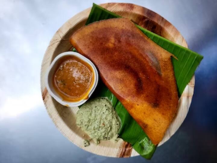 பின் சுற்றிலும் நெய் ஊற்றி பொன்னிறமானதும் மறுபக்கம் திருப்பி விட்டு வேகவிடவும். அவ்வளவு தான் அசத்தலான கொள்ளு தோசை தயார்!