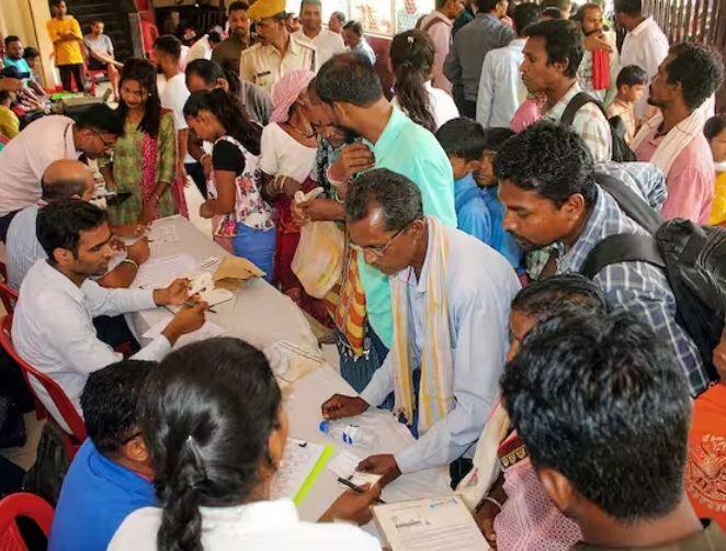 ਪਰ, ਕੀ ਤੁਸੀਂ ਜਾਣਦੇ ਹੋ ਕਿ ਇੱਕ ਆਧਾਰ ਨਾਲ ਕਿੰਨੇ ਮੋਬਾਈਲ ਨੰਬਰ ਲਿੰਕ ਕੀਤੇ ਜਾ ਸਕਦੇ ਹਨ? UIDAI ਦੀ ਅਧਿਕਾਰਤ ਵੈੱਬਸਾਈਟ 'ਤੇ ਦਿੱਤੀ ਗਈ ਜਾਣਕਾਰੀ ਮੁਤਾਬਕ, ਤੁਸੀਂ ਜਿੰਨੇ ਵੀ ਆਧਾਰ ਨੰਬਰ ਚਾਹੁੰਦੇ ਹੋ, ਉਨ੍ਹਾਂ ਨੂੰ ਇਕ ਮੋਬਾਇਲ ਨਾਲ ਲਿੰਕ ਕੀਤਾ ਜਾ ਸਕਦਾ ਹੈ।