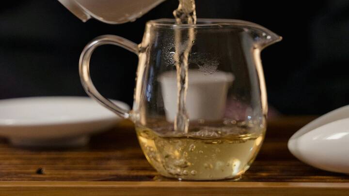 গ্রিন টি- এর মধ্যে রয়েছে প্রচুর পরিমাণে অ্যান্টিঅক্সিডেন্টিস এবং ফ্ল্যাভোনয়েডস যা মেটাবলিজম রেট বৃদ্ধি করতে সাহায্য করে এবং আমাদের ওজন কমায়।