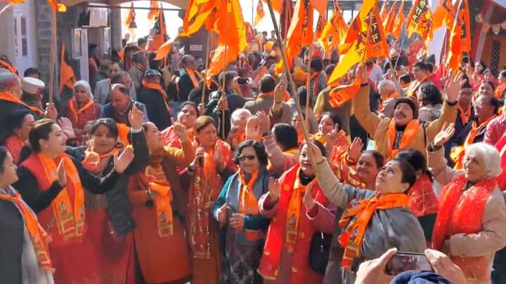 ढोल नगाड़ों की थाप पर नाचते हुए राम भक्त कालीबाड़ी मंदिर से होते हुए राम मंदिर शिमला तक पहुंचे. इस दौरान हर किसी के चेहरे पर उत्साह और उमंग नजर आई.