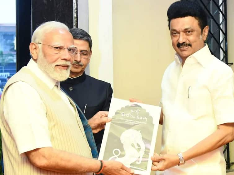 cm mk stalin presented ULI OVIYANGAL book to pm modi ULI OVIYANGAL: பிரதமர் மோடிக்கு “உளி ஓவியங்கள்” புத்தகம் பரிசாக வழங்கிய முதலமைச்சர் ஸ்டாலின்.. என்ன ஸ்பெஷல்?