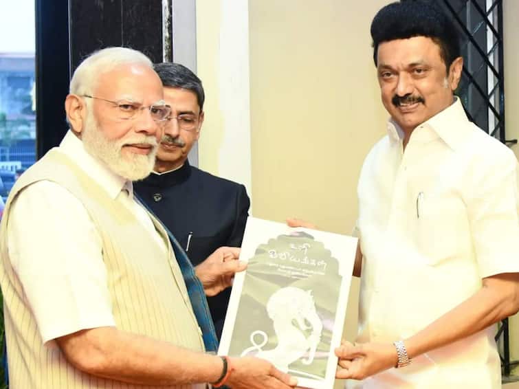 ULI OVIYANGAL: பிரதமர் மோடிக்கு “உளி ஓவியங்கள்” புத்தகம் பரிசாக வழங்கிய முதலமைச்சர் ஸ்டாலின்.. என்ன ஸ்பெஷல்? cm mk stalin presented ULI OVIYANGAL book to pm modi ULI OVIYANGAL: பிரதமர் மோடிக்கு “உளி ஓவியங்கள்” புத்தகம் பரிசாக வழங்கிய முதலமைச்சர் ஸ்டாலின்.. என்ன ஸ்பெஷல்?