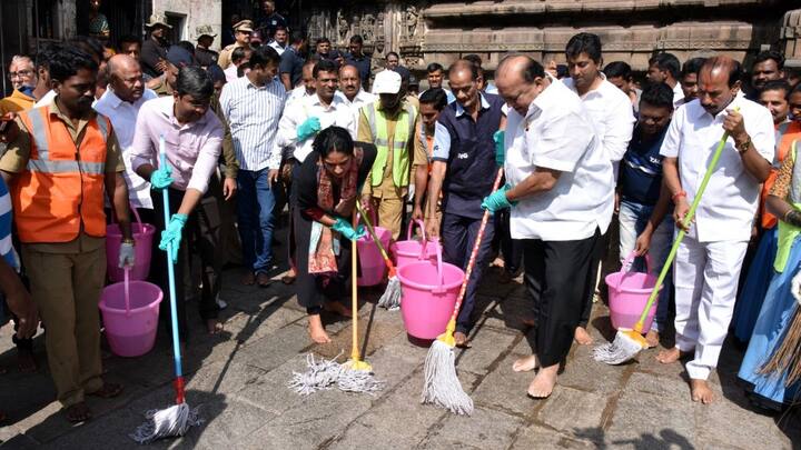 Kolhapur : पीएम मोदी यांच्या आवाहनाला प्रतिसाद देत हसन मुश्रीफ यांनी अंबाबाई मंदिर परिसरात स्वच्छता मोहीम केली. यावेळी जिल्हाधिकारी राहुल रेखावार आयुक्त के. मंजुलक्ष्मी मंदिर परिसरात उपस्थित होते.