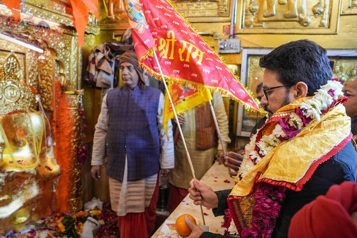 केंद्रीय मंत्री अनुराग ठाकुर सहित कई बीजेपी नेताओं ने दिल्ली के कनॉट प्लेस में स्थित हनुमान मंदिर के परिसर की साफ-सफाई की और मंदिर में पूजा अर्चना की.