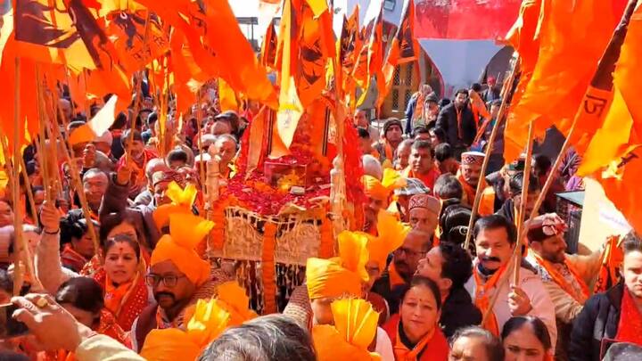 पूर्व शहरी विकास मंत्री सुरेश भारद्वाज और पूर्व स्वास्थ्य मंत्री डॉ. सैजल राम धुन में डूबे हुए नजर आए. दोनों नेताओं ने शिमला के कालीबाड़ी मंदिर के प्रांगण में जमकर राम धुन में नृत्य किया.