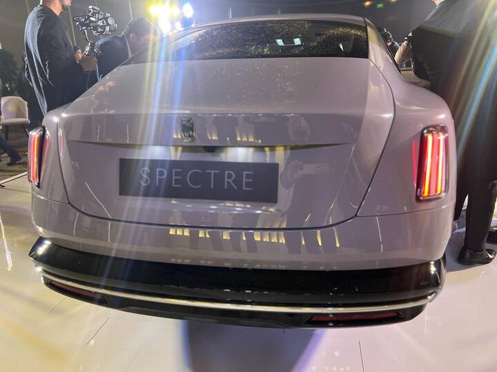 ஸ்பெக்டர் மாடலில் இடம்பெற்றுள்ள 102kWh பேட்டரி பேக்கை ஒருமுறை முழுமையாக சார்ஜ் செய்தால், 530 கிலோ மீட்டர் தூரம் வரை பயணிக்கலாம்