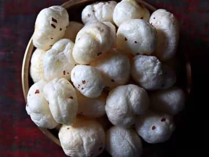 What is Makhana Its Health Benefits and side effects Nutritional Value and History व्रत में आप भी घी में मखाने भूनकर खाते हैं तो संभल जाएं... हो सकती है पेट की ये बीमारी