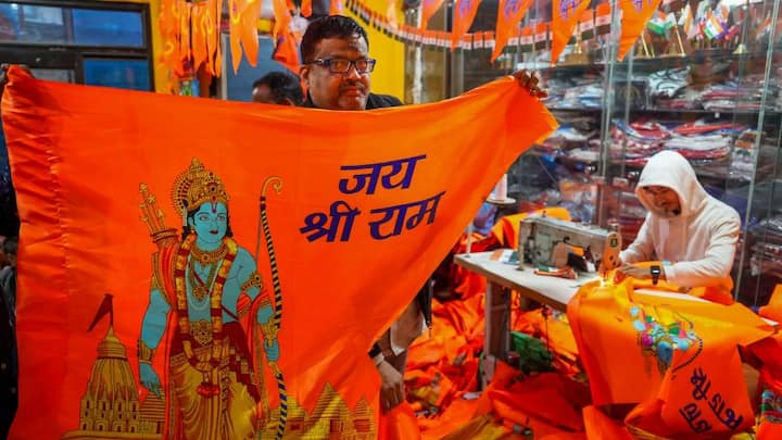 नागर शैली में बना बना राम मंदिर एक ठोस पत्थर की नींव पर खड़ा है. खासतौर से 30 सालों में इकट्ठा की गई अलग-अलग भाषाओं में भगवान राम का नाम लिखी लगभग दो लाख ईंटे मंदिर के निर्माण में लगाई गई हैं.