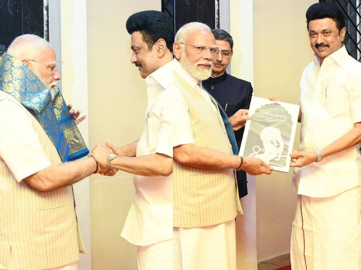 CM Stalin & PM Modi : தமிழ்நாட்டிற்கு வருகை தந்துள்ள பிரதமர் மோடியை ஆர தழுவி வரவேற்ற முதல்வர் ஸ்டாலின்.