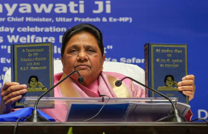 बसपा सुप्रीमो मायावती ने अपने जन्मदिन के मौके पर सोमवार (15 जनवरी 2024) को प्रेस कान्फ्रेंस की और लोकसभा चुनाव को लेकर बड़ा एलान किया.