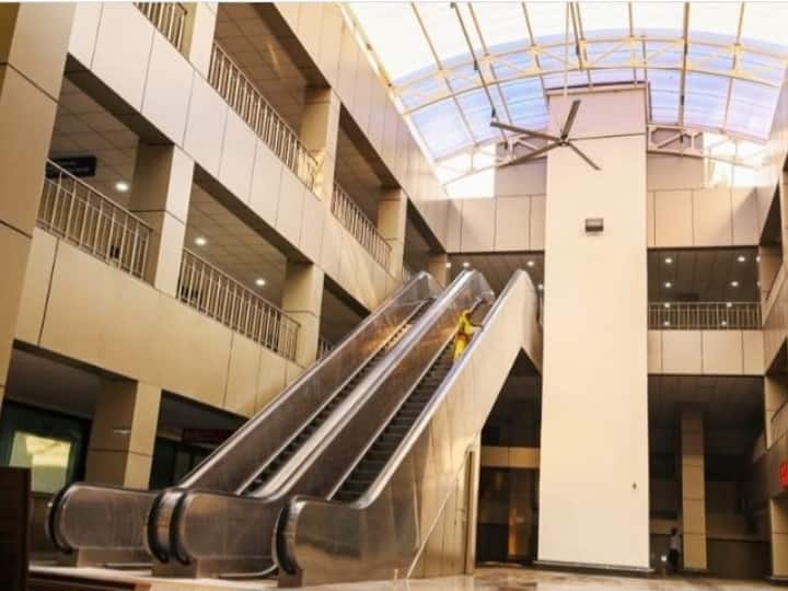 अयोध्या में तैयार किए नए रेलवे स्टेशन को भी पूरी तरह से बदल दिया गया है. इस दौरान अयोध्या धाम रेलवे स्टेशन के कायाकल्प का प्रथम फेज का काम पूरा हो चुका है. पहले चरण में लगभग 240 करोड़ रुपये की लागत लगी, जबकि दूसरे चरण का काम जारी है. इसकी लागत 480 करोड़ है. स्टेशन का सौंदर्यीकरण राम मंदिर की तर्ज पर किया गया है. सरकार का दावा है कि एयरपोर्ट के साथ-साथ स्टेशन पर मिलने वाली बुनियादी सुविधाओं को विश्वस्तरीय मानकों के अनुसार विकसित किया गया है.