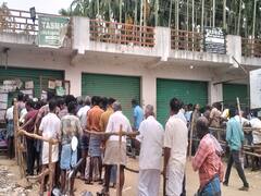 ஊழியர்கள் போராட்டத்தால் திறக்கப்படாத டாஸ்மாக் கடைகளில் முன்பு குவிந்த மது பிரியர்கள்