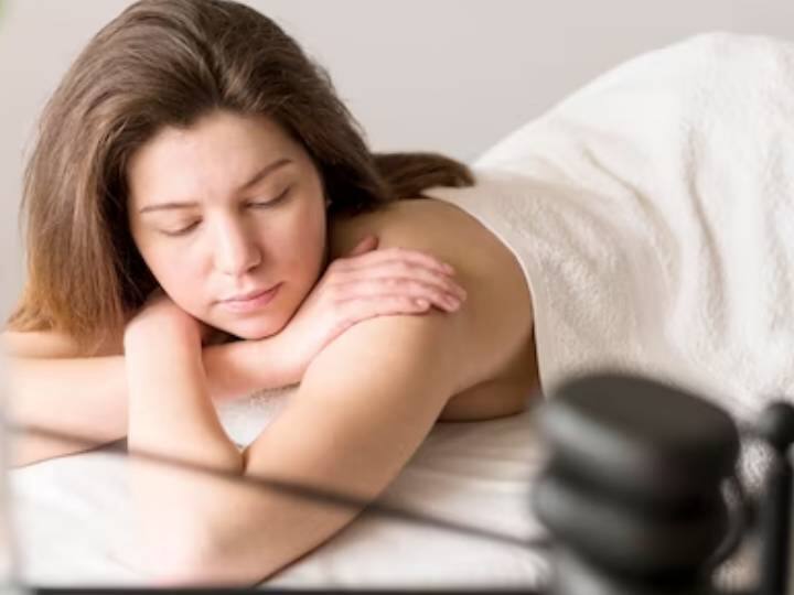 सर्दियों में अगर आप नहाने से पहले मालिश करेंगे तो शरीर में गर्मी बनती है. ऐसा करने से आपको ठंड नहीं लगेगा. इससे शरीर से टॉक्सिन्स भी निकलता है और गंदगी भी बाहर निकलती है.