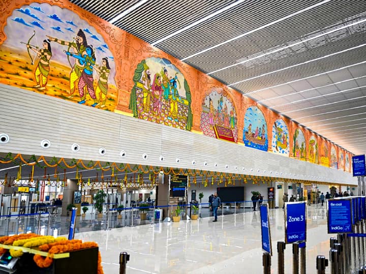 अयोध्या के नए एयरपोर्ट का नाम मर्यादा पुरुषोत्तम श्रीराम इंटरनेशनल एयरपोर्ट है. इसको बनाने में लगभग 350 करोड़ रुपये की लागत लगी. इसे पूरे 9 सालों में MoU के बाद तैयार किया गया. इस एयरपोर्ट की अधिकतम यात्री क्षमता 300 है. इसकी पहली फ्लाइट दिल्ली से अयोध्या के लिए रवाना हुई थी. एयरपोर्ट के टर्मिनल का कुल क्षेत्रफल 6259 वर्ग मीटर है.यहां 2200 मीटर का रनवे तैयार किया गया है. हर घंटे दो-तीन फ्लाइट्स उतरेंगी. इस एयरस्ट्रिप पर बोइंग 737, एयरबस 310 और एयरबस 320 जैसे विमानों को भी सुरक्षित लैंड कराया जा सकेगा.