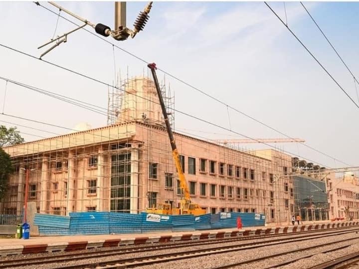 अयोध्या में राम मंदिर के खोले जाने को लेकर शहर में कई तरह के बड़े बदलाव किए गए. विश्व प्रसिद्ध तीर्थस्थल के बनने की ओर अग्रसर अयोध्या में काम को लेकर काफी तेजी देखी गई. एक तरफ जहां मंदिर के निर्माण में तेजी देखी गई, वहीं दूसरी तरफ शहर का कायाकल्प भी जोर-शोर से किया गया. इस दौरान शहर की यातायात सुविधा को देखते हुए रेलवे स्टेशन को मॉर्डन सुविधाओं के लैस किया गया. इसके अलावा नए एयरपोर्ट का भी निर्माण किया गया.