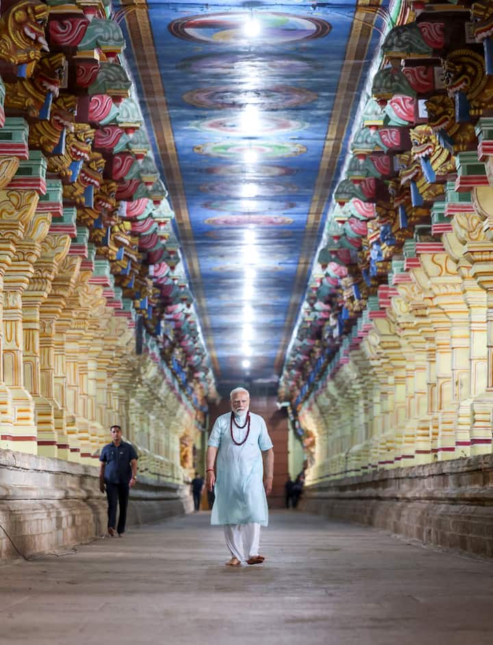 प्रधानमंत्री मोदी ने मंदिर परिसर के भीतर 22 तीर्थों में डुबकी लगाई. श्रद्धालु तीर्थों में डुबकी लगाने को शुभ और धार्मिक मानते हैं.