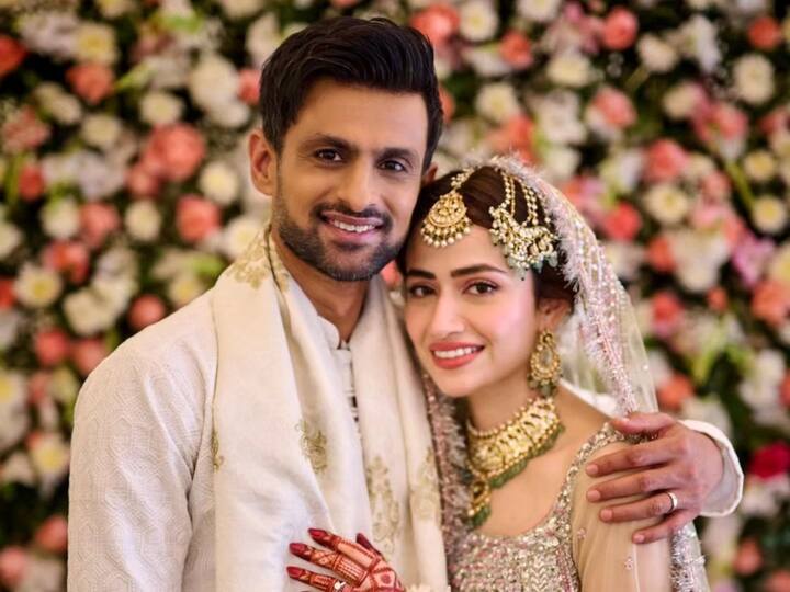 Shoaib Malik Third wife : ఇండియన్ టెన్నిస్ ప్లేయర్ సానియా మీర్జా విడాకుల రూమర్స్​కు చెక్​ పడింది. ఆమె మాజీ భర్త షోయాబ్ మాలిక్ పాకిస్తాన్ నటి షనా జావేద్​ని వివాహం చేసుకున్నాడు.