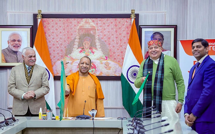 यूपी के मुख्यमंत्री योगी आदित्यनाथ ने बुधवार (17 जनवरी) को कोलकाता से अयोध्या के लिए एयर इंडिया एक्सप्रेस फ्लाइट का शुभारंभ किया.