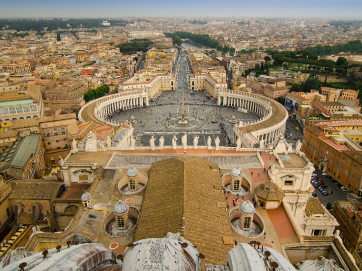 Vatican City: यूरोप महाद्वीप में मौजूद वेटिकल सिटी को पृथ्वी का सबसे छोटा देश माना जाता है. महज 44 हेक्टेयर के क्षेत्रफल वाले इस देश को आप एक घंटे से भी कम समय में पूरा घूम सकते हैं.