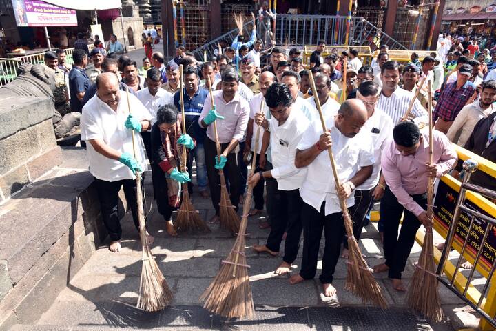 अयोध्येतील राम मंदिर कार्यक्रमाच्या पार्श्वभूमी पंतप्रधान नरेंद्र मोदी यांनी लोकप्रतिनिधींना मंदिर स्वच्छतेचं आवाहन केलं आहे.