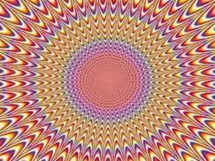 ऑप्टिकल इल्यूजन यानी दृष्टि भ्रम. यह तस्वीरें का और खेलों का वह खेल होता है. जिसमें आपकी नजर धोखा खा जाती है. अक्सर चीज आपके सामने होती है लेकिन आप उसे देख नहीं पाते.