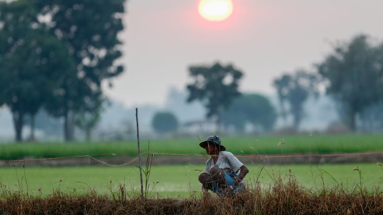 Indian Labour Productivity May Dip 40% By 2100 Amid Climate Crisis: Study Indian Labour Productivity May Dip 40% By 2100 Amid Climate Crisis: Study