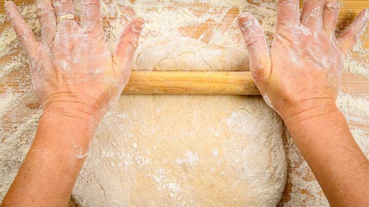 Kneaded Dough:तुम्ही देखील कणिक फ्रीझमध्ये ठेवता का? या सवयीमुळे तुम्हाला अनेक त्रासांचा सामना करावा लागू शकतो.(Photo credit: Unsplash)