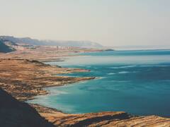 वो समुद्र जहां चाह कर भी नहीं डूब सकता इंसान, अंदर जाते ही सतह पर तैरने लगेंगे आप