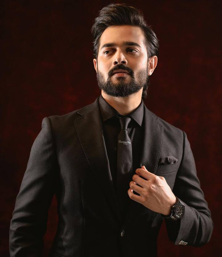 इसलिए उन्होंने अपना सिंगिंग करियर एक रेस्टोरेंट में गाना गाकर शुरू किया. लेकिन भुवन के पेरेंट्स को ये बात बिल्कुल पसंद नहीं थी. इसलिए उन्हें ये काम छोड़ना पड़ा.