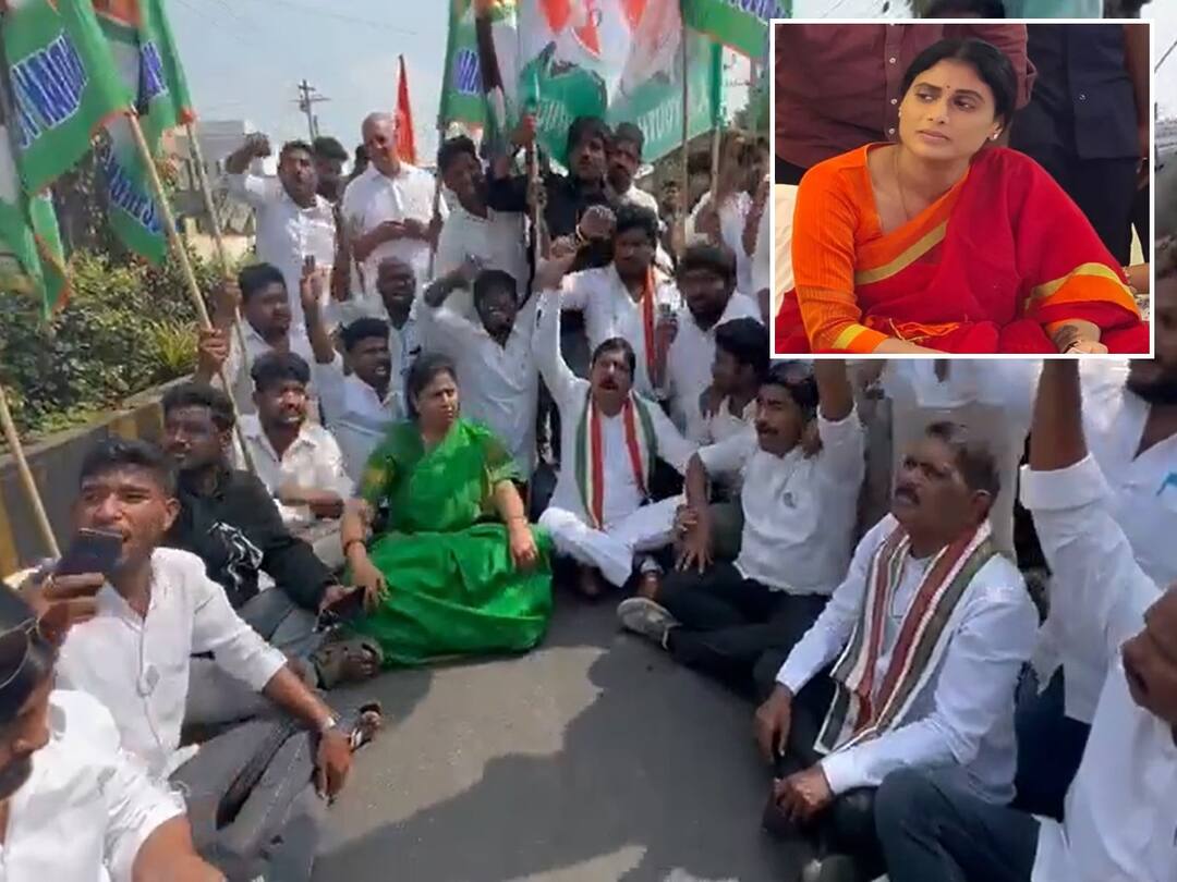 Vijayawada Police stops YS Sharmila convoy while her way to take charge as APPCC chief YS Sharmila: షర్మిల కాన్వాయ్ అడ్డగింత! మమ్మల్ని చూసి భయపడుతున్నారా సార్? అంటూ వ్యాఖ్యలు