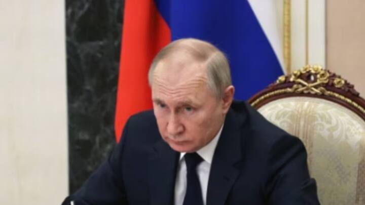 ২০১৬ সালে ইন্টারন্যাশনাল কনসর্টিয়াম অফ ইনভেস্টিগেটিভ জার্নালিস্টসের তরফে একটি রিপোর্ট প্রকাশ করা হয়। তাতে  দাবি করা হয়, পুতিনের সম্পত্তি, টাকা-পয়সা সংক্রান্ত হিসেবের কোনও দলিল পাওয়া যায় না। এতটাই গোপওই রিপোর্টে বলা হয়, জটিল অর্থনৈতিক প্রকল্পে নিজের টাকাপয়সা বিনিয়োগ করে রাখেন পুতিন, যা সাধারণ মানুষ তো বটেই, সংবাদমাধ্যমের পক্ষেও খুঁজে বের করা সম্ভব হয় না। নীয়তা রক্ষা করেন পুতিন যে, বিশ্বস্ত কয়েক জন ছাড়া, কারও সঙ্গে কোনও তথ্যই ভাগ করে নেন না তিনি। —ফাইল চিত্র।