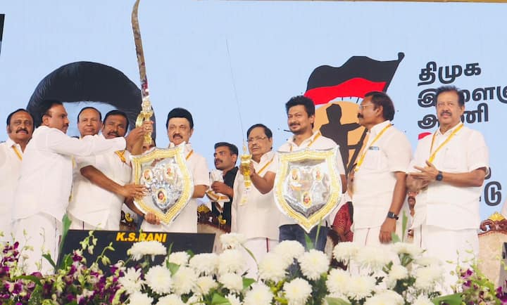 முதலமைச்சர் மு.க.ஸ்டாலினுக்கு வீரவாள், கேடயம் பரிசாக வழங்கப்பட்டது
