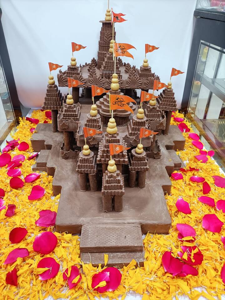 मी तिथे जाऊ शकलो नाही तरी मी माझ्या कलेटतून रामलला चरणी वंदन करत असल्याचे ते म्हणाले