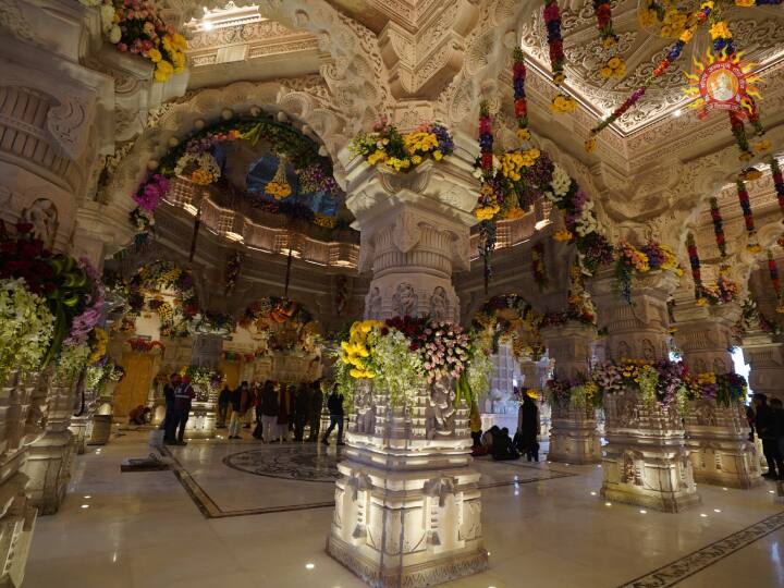 राम मंदिर के अंदर और बाहर फूलों से सजावट की गई है. शानदार लाइटिंग के चलते मंदिर का दृश्य बेहद ही खूबसूरत नजर आ रहा है. मुख्य द्वार को भी अलग-अलग तरह के फूलों से सुसज्जित किया गया है.