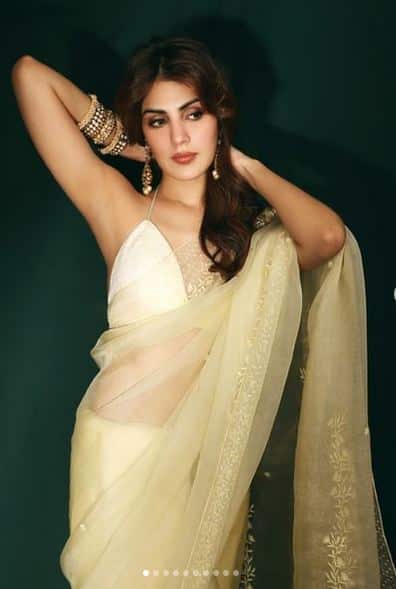 ਇਨ੍ਹਾਂ ਤਸਵੀਰਾਂ 'ਚ ਰੀਆ ਕਾਫੀ ਫਰੈਸ਼ ਲੁੱਕ 'ਚ ਪ੍ਰਸ਼ੰਸਕਾਂ ਨੂੰ ਆਕਰਸ਼ਿਤ ਕਰ ਰਹੀ ਹੈ। ਪ੍ਰਸ਼ੰਸਕ ਅਦਾਕਾਰਾ ਦੀ ਖੂਬਸੂਰਤੀ ਦੀ ਤਾਰੀਫ ਕੀਤੇ ਬਿਨਾਂ ਨਹੀਂ ਰਹਿ ਸਕੇ।