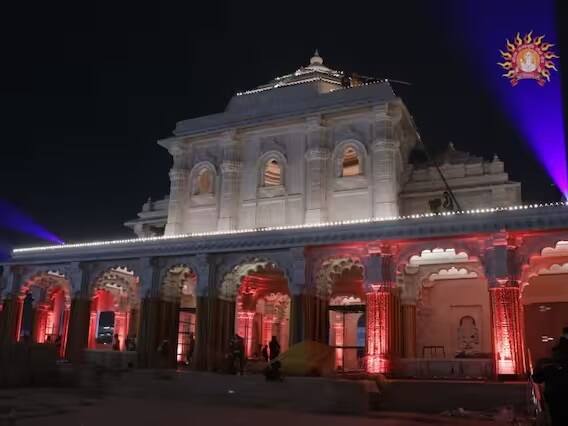 મંદિર ટ્રસ્ટના સૂત્રોએ જણાવ્યું હતું કે શણગાર માટે ફૂલોના મોટો જથ્થો યુઝ કરવામાં આવી રહ્યો છે. 22 જાન્યુઆરીના રોજ યોજાનારા સમારોહને ધ્યાનમાં રાખીને મંદિરને સજાવવા માટે ફૂલોની વિશેષ ડિઝાઇન તૈયાર કરવામાં આવી છે.