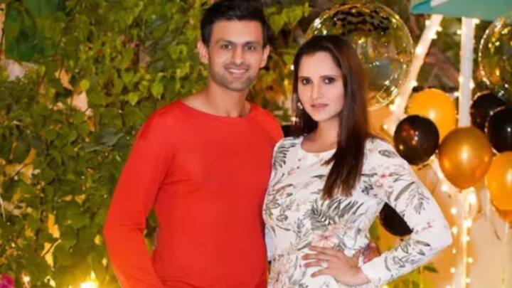 এককালের ‘দ্য ইট কাপল’, সানিয়া এবং শোয়েবের বিয়ের এমন পরিণতি দেখে আহত তাঁদের অনুরাগীরা। কিন্তু সানিয়ার সঙ্গে শোয়েবের সঙ্গে সানিয়ার সম্পর্কে অনেক আগেই চিড় ধরেছিল বলে জানা যাচ্ছে। পাক সংবাদমাধ্যম সূত্রে অন্তত তেমনই খবর। -ফাইল চিত্র।