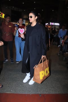 Parineeti Chopra Airport Look: कभी पैपराजी को दिए पोज..तो कभी फैंस के साथ ली सेल्फी, ऑल ब्लैक लुक में एयरपोर्ट पर स्पॉट हुईं परिणीति चोपड़ा