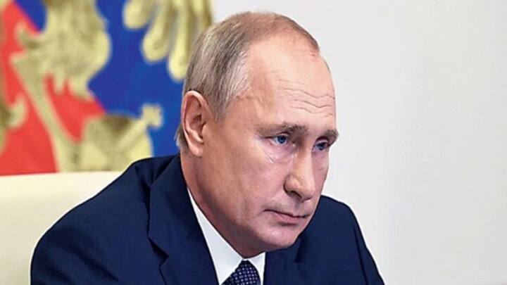 ওই রিপোর্টে বলা হয়, জটিল অর্থনৈতিক প্রকল্পে নিজের টাকাপয়সা বিনিয়োগ করে রাখেন পুতিন, যা সাধারণ মানুষ তো বটেই, সংবাদমাধ্যমের পক্ষেও খুঁজে বের করা সম্ভব হয় না। —ফাইল চিত্র।