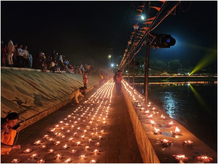 इस दीपोत्सव में विभिन्न सामाजिक संगठनों, सभी समाज के लोगों के साथ ही इंद्रावती बचाओ मंच, दलपत सागर बचाओ अभियान मंच के सदस्यों ने भी भरपूर सहयोग किया.