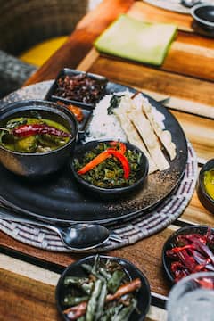 green and red chilies : हिरवी की लाल; कोणती मिरची जेवणात वापरावी?