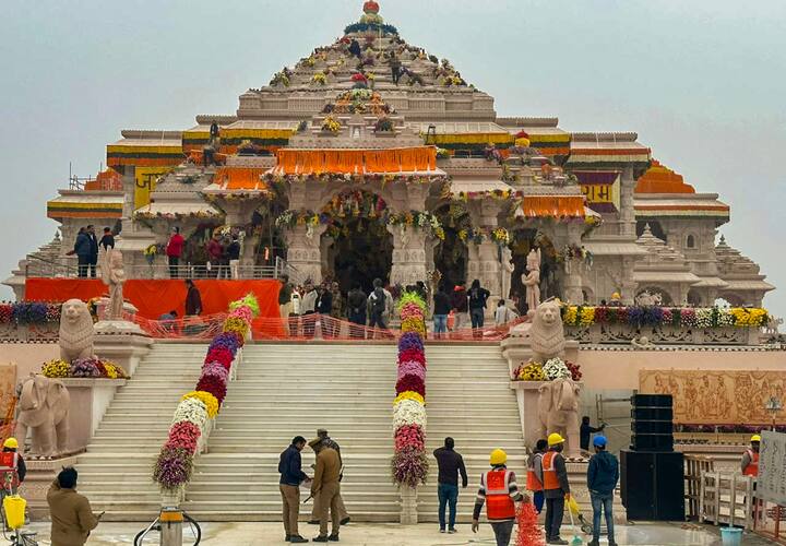 इसके बाद प्रधानमंत्री आयोजन स्थल पर संतों और प्रतिष्ठित हस्तियों समेत 7,000 से अधिक लोगों की सभा को संबोधित करेंगे. श्रीराम जन्मभूमि तीर्थ क्षेत्र ट्रस्ट के अनुसार, रविवार (21 जनवरी) को रामलला की मूर्ति को विभिन्न तीर्थ स्थलों से लाए गए औषधियुक्त और पवित्र जल से भरे 114 घड़ों से स्नान कराया गया. ट्रस्ट के एक सदस्य ने कहा,